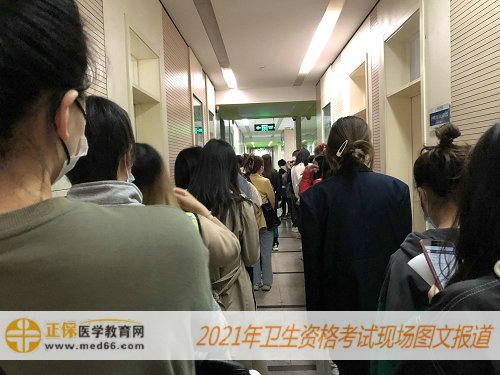 2021年衛(wèi)生資格考試現(xiàn)場報道——等待老師核驗每個人情況，進入教室